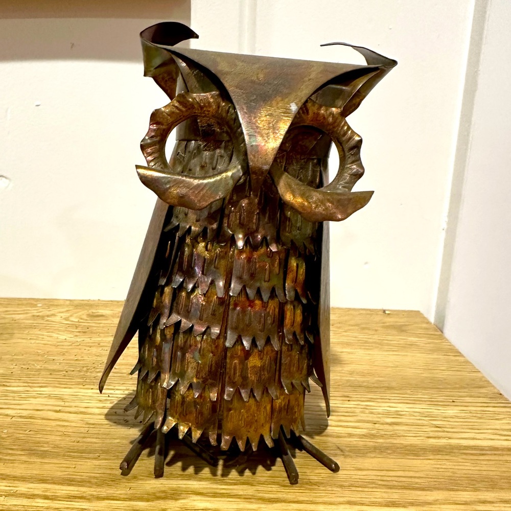 Metal owl decoration